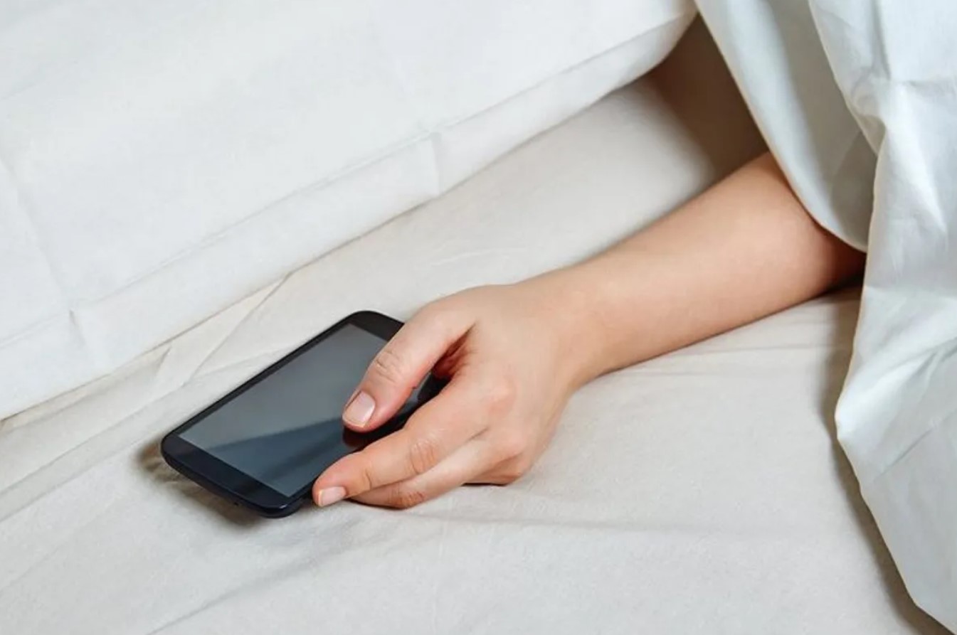 7 Tips Simpan HP Saat Tidur, Hindari Bahaya Overheat 7 Tips Simpan HP Saat Tidur, Hindari Bahaya Overheat
